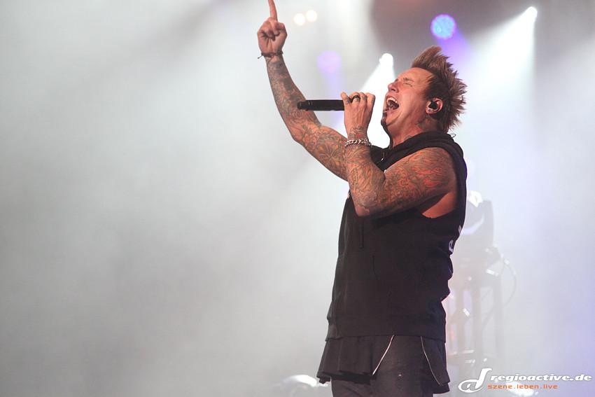 Five Finger Death Punch & Papa Roach (Live in Frankfurt, 2015)