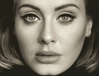 Hochsympathische Plaudertasche - Adele singt sich in der Kölner Lanxess Arena in die Herzen der Zuschauer 